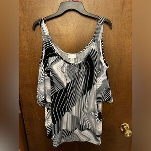 Women’s cut out shoulder size 2X short sleeve, black and white pattern top.